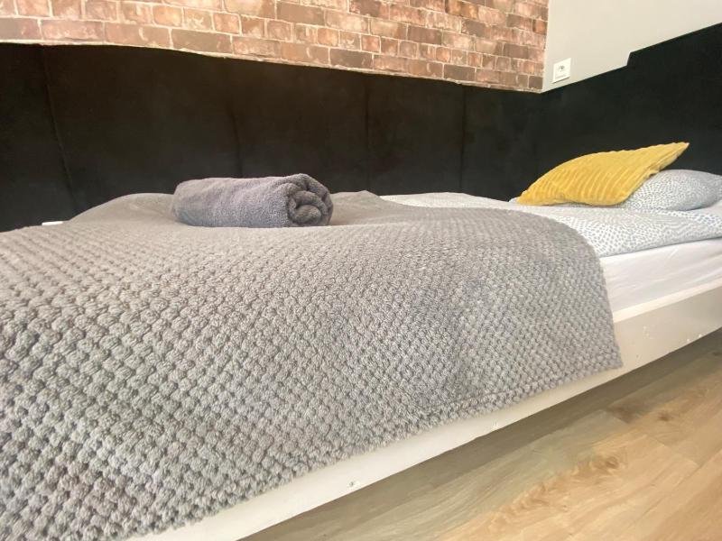 Single Room with Shared Bathroom image 1