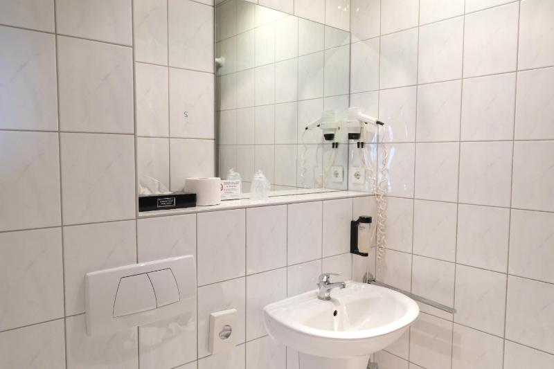 Standard Single Room image 3