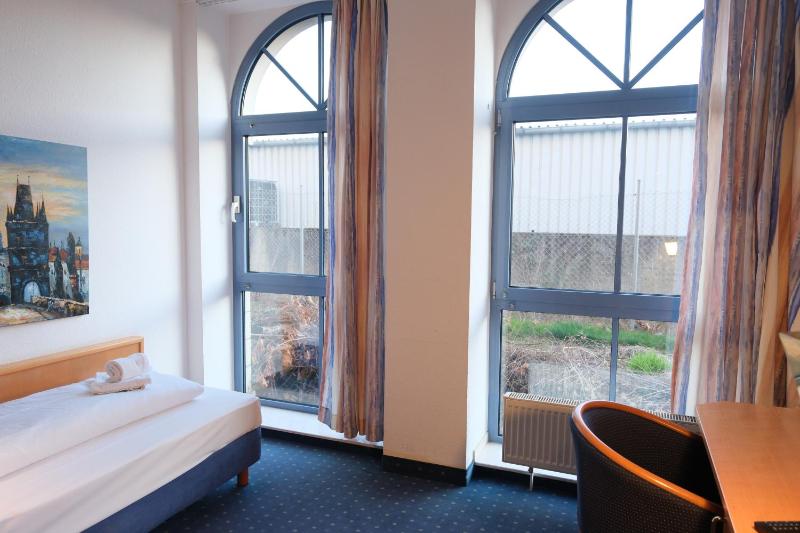 Standard Single Room image 4