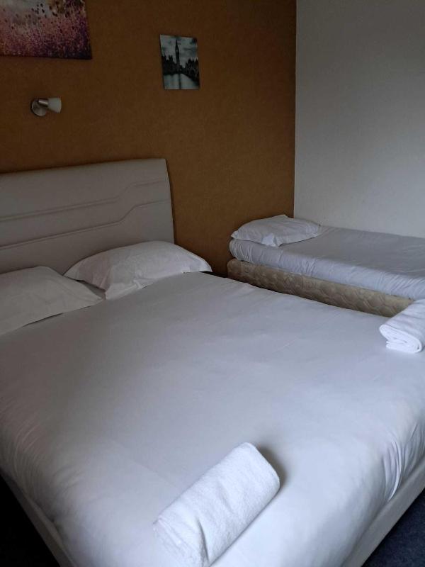 Twin Room image 2