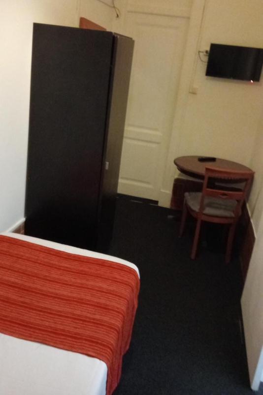 Single Room with Shared Bathroom image 3