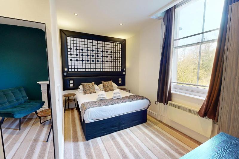 Superior King Room image 3