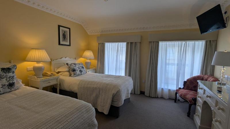 Superior Twin Room image 3