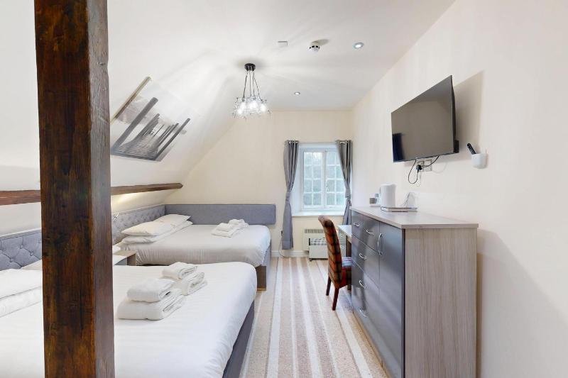 Quadruple Room with Bath image 3