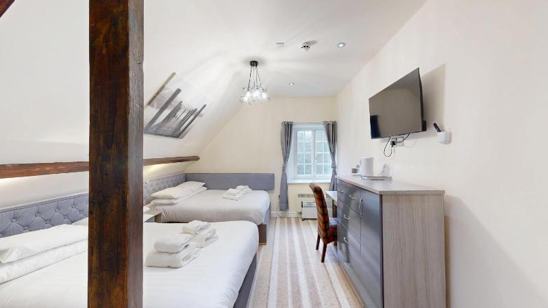 Quadruple Room with Bath image 1