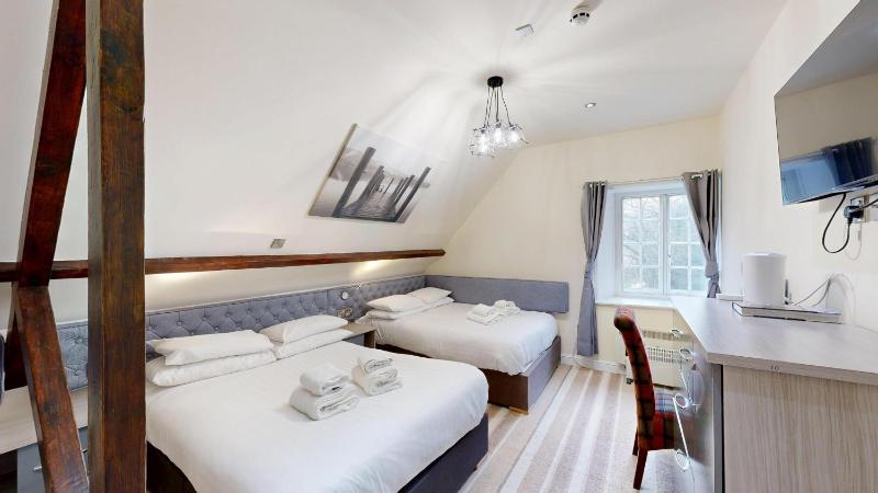 Quadruple Room with Bath image 4