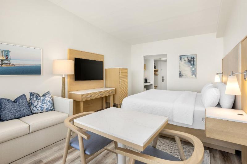 Standard King Room image 3