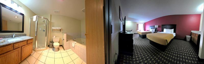 Suite with Two Queen Beds, One King Bed and Whirlpool - Non-Smoking image 1