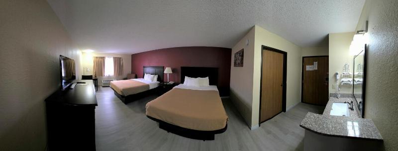 Queen Room with Two Queen Beds - Non-Smoking image 2