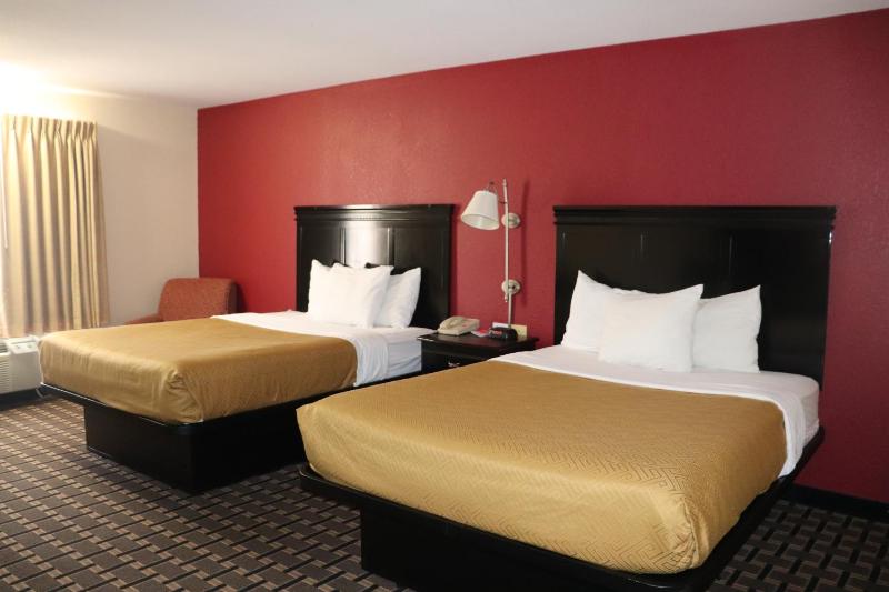 Queen Room with Two Queen Beds - Non-Smoking image 3