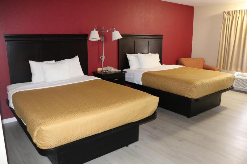 Queen Room with Two Queen Beds - Non-Smoking image 4