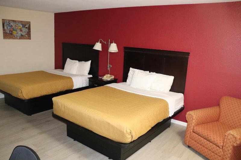 Queen Room with Two Queen Beds - Accessible/Non-Smoking  image 2