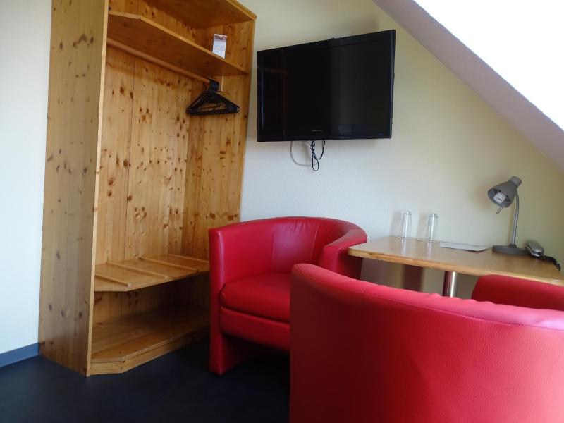 Basic Room with Two Single Beds image 3