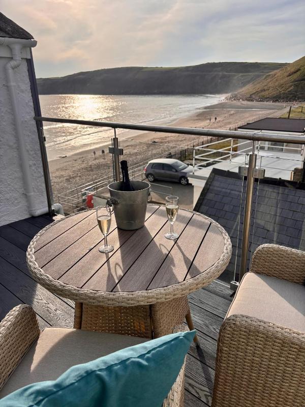 Double Room with Balcony and Sea View image 2