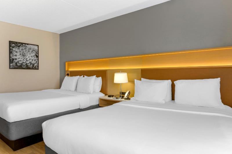 Queen Room with Two Queen Beds - Accessible/Non Smoking image 2