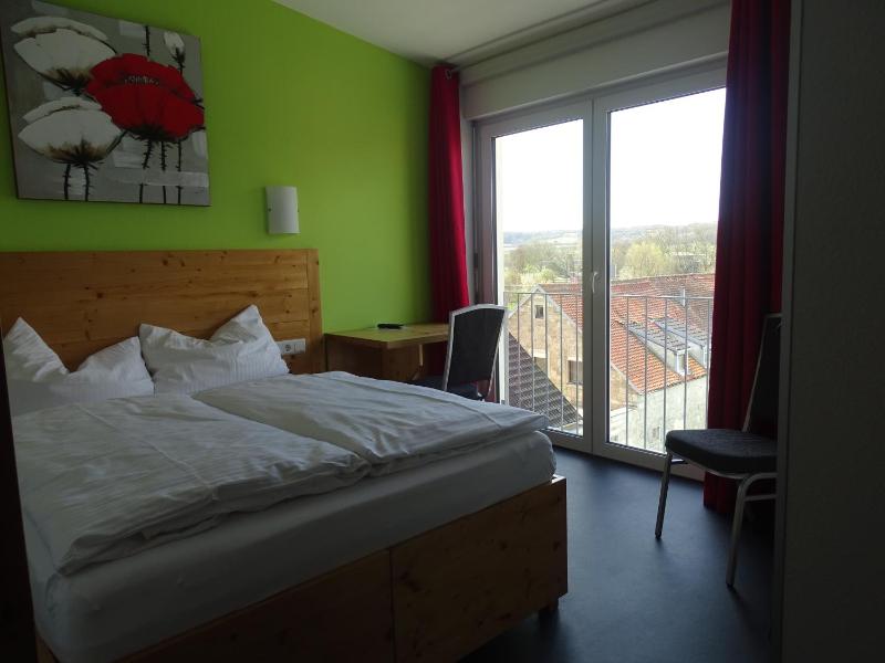 Basic Double Room image 4