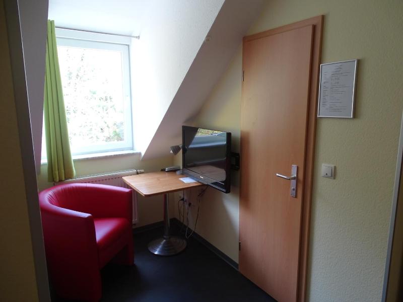 Basic Single Room image 3