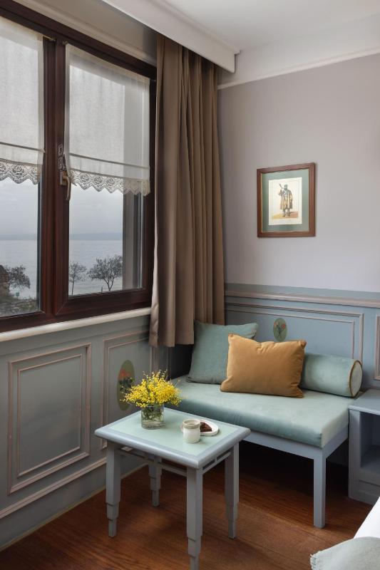 Deluxe Double Room with Sea View image 2