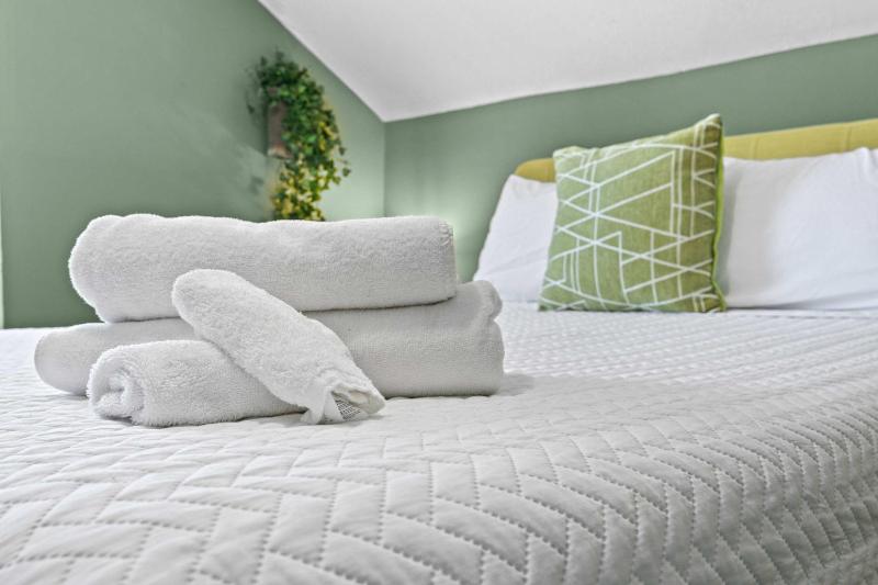 Cozy Downtown Stay w Private Backyard & Parking - image 44