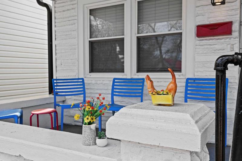 Cozy Downtown Stay w Private Backyard & Parking - image 19