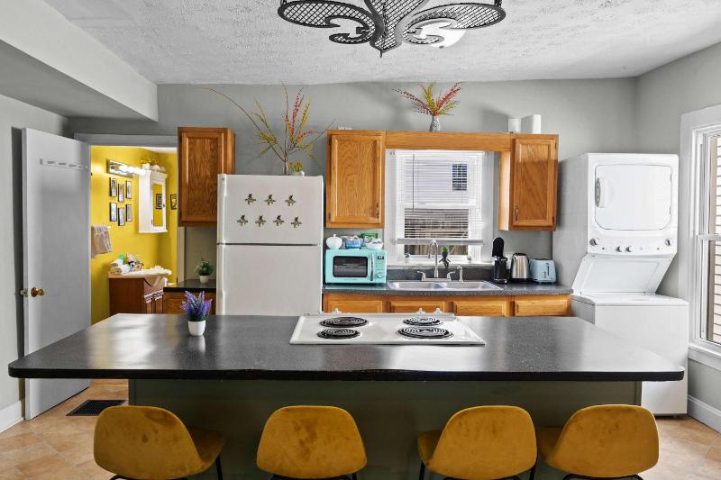 Cozy Downtown Stay w Private Backyard & Parking - image 22