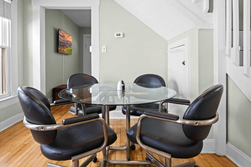 Cozy Downtown Stay w Private Backyard & Parking - image 5