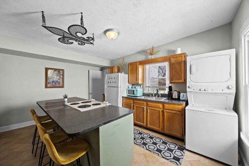 Cozy Downtown Stay w Private Backyard & Parking - image 29