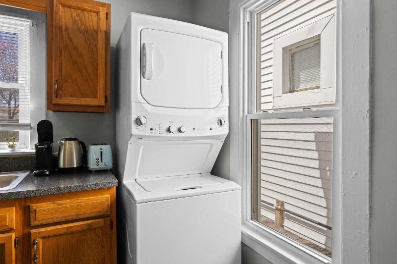 Cozy Downtown Stay w Private Backyard & Parking - image 39