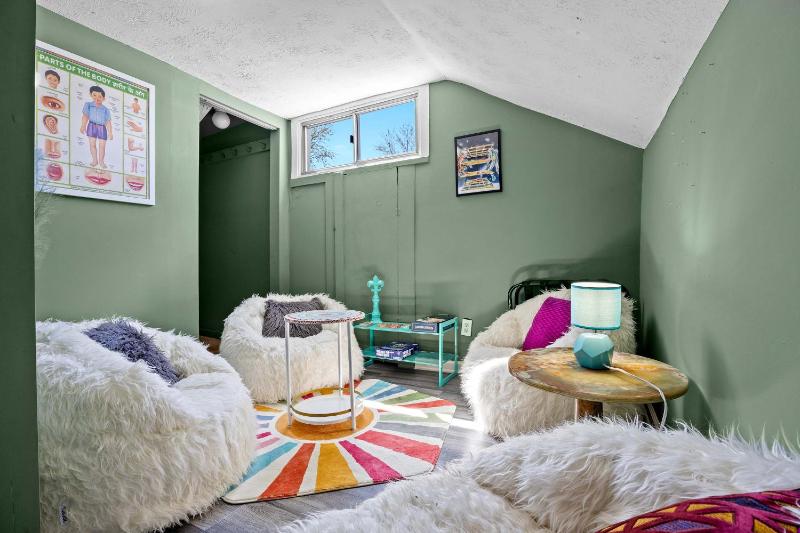 Cozy Downtown Stay w Private Backyard & Parking - image 2