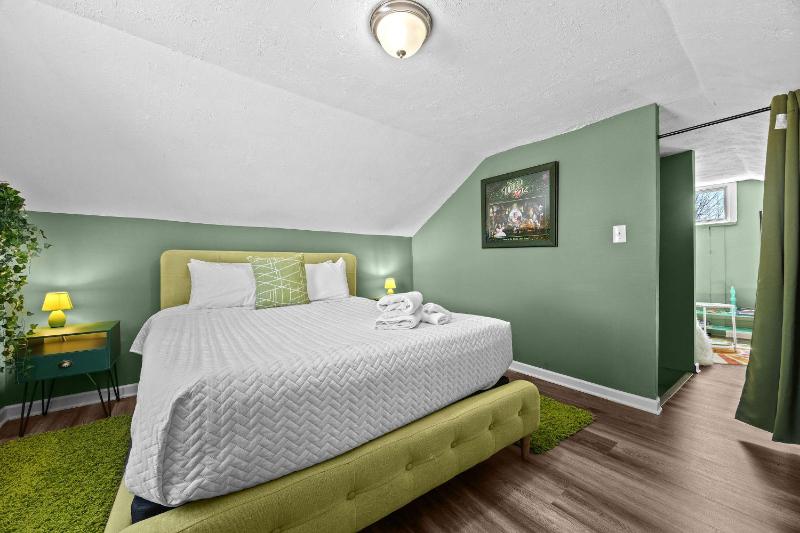 Cozy Downtown Stay w Private Backyard & Parking - image 12