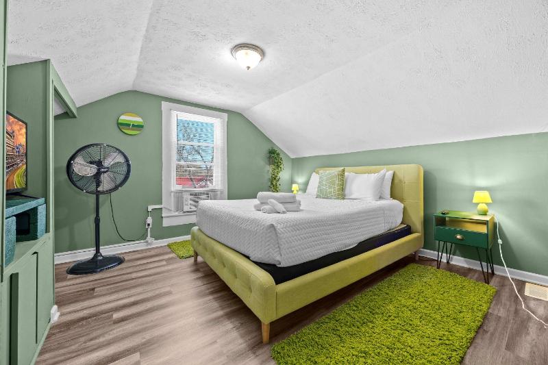 Cozy Downtown Stay w Private Backyard & Parking - image 23