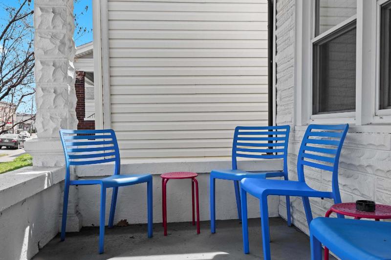 Cozy Downtown Stay w Private Backyard & Parking - image 26
