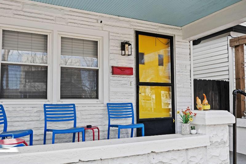Cozy Downtown Stay w Private Backyard & Parking - image 9