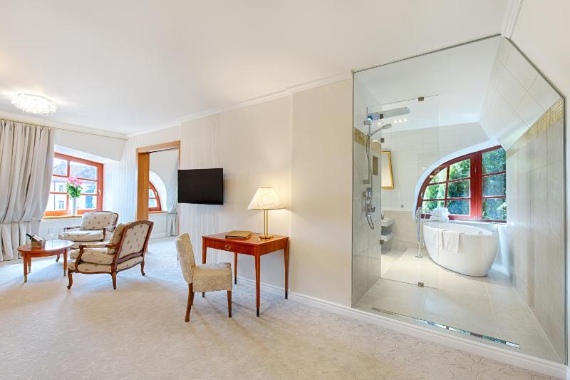Luxury Suite with City View image 3