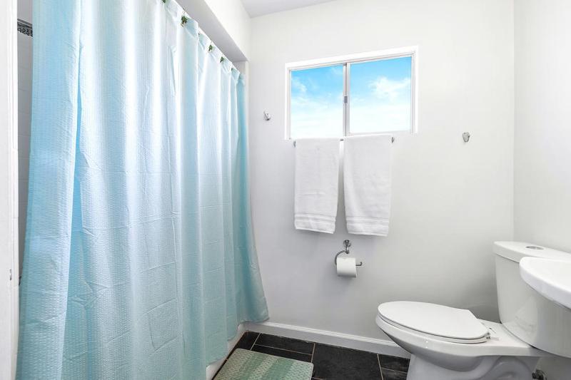 Triple Room with Private Bathroom image 2
