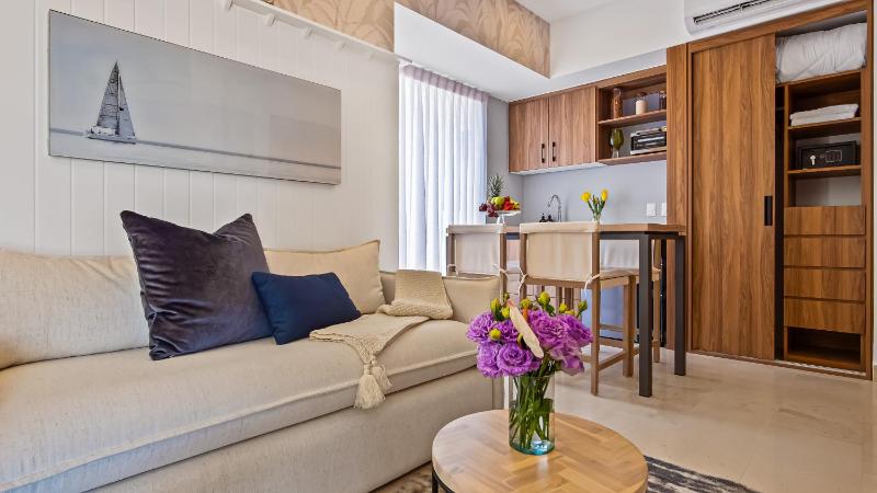 Stunning Beachfront Condo - Sea Views & Pools - image 3