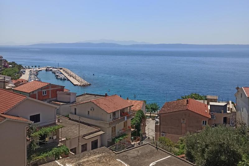 One-Bedroom Apartment with Terrace and Sea View image 3