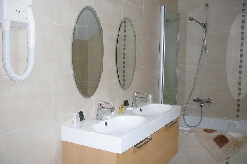 Standard Triple Room image 4