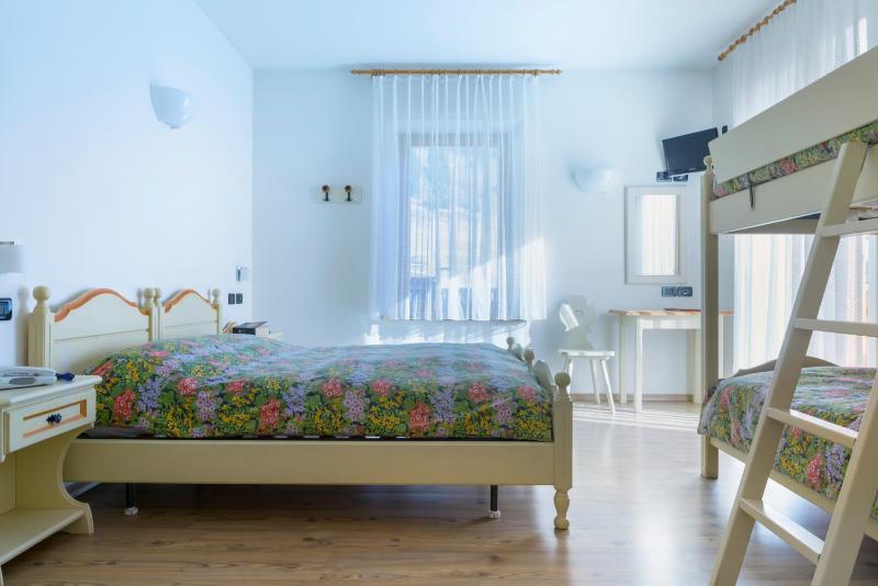 Triple Room with Balcony image 4