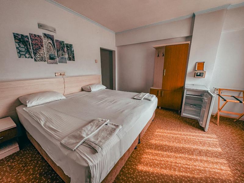 Single Room with Bathroom image 3