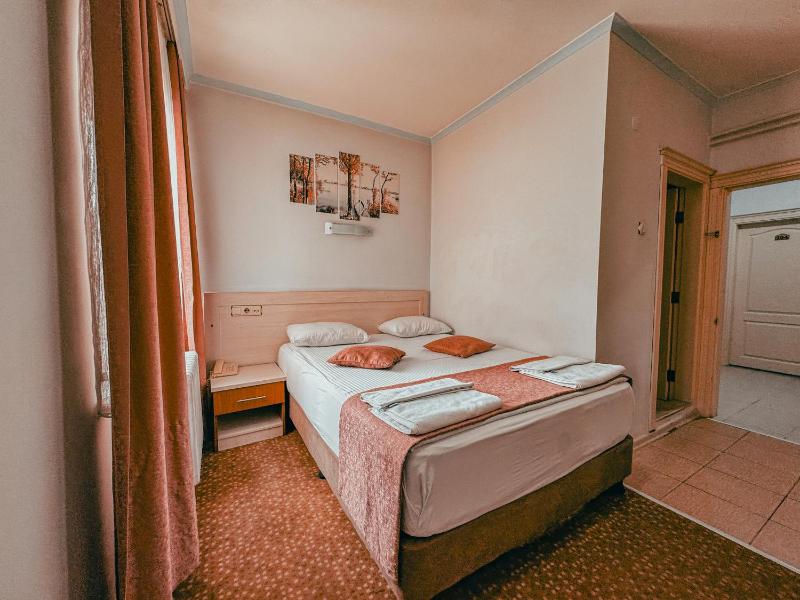 Single Room with Bathroom image 1