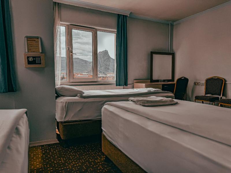 Standard Triple Room with Bathroom image 4
