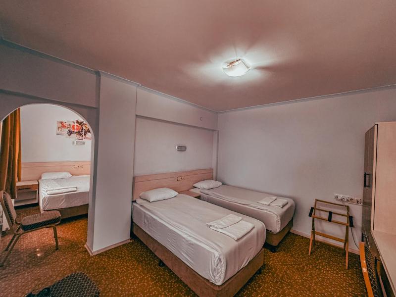 Quadruple Room with Bathroom image 3