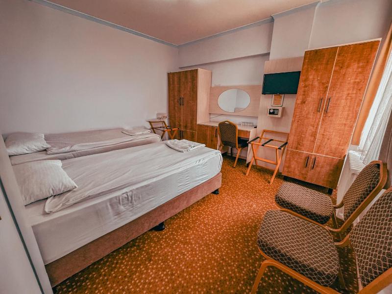 Quadruple Room with Bathroom image 2