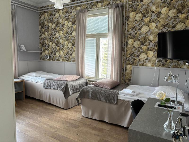 Twin Room image 3