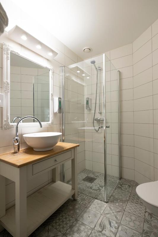 Twin or Triple Room without balcony image 3