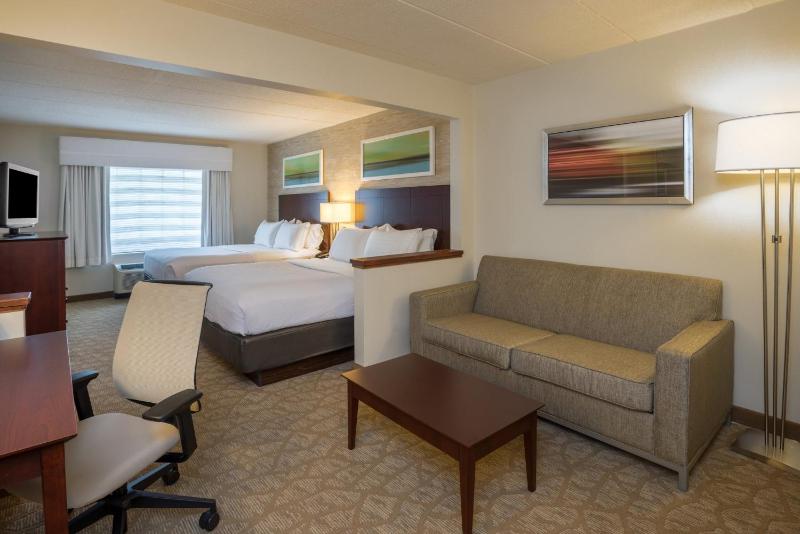 Standard King Room with Mobility Accessible Tub image 2