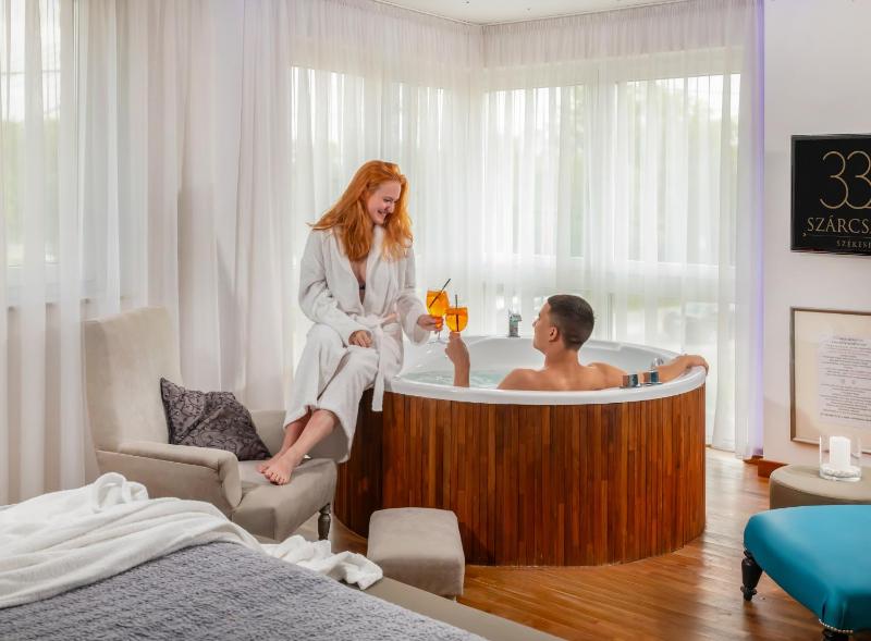 Queen Room with Spa Bath image 3