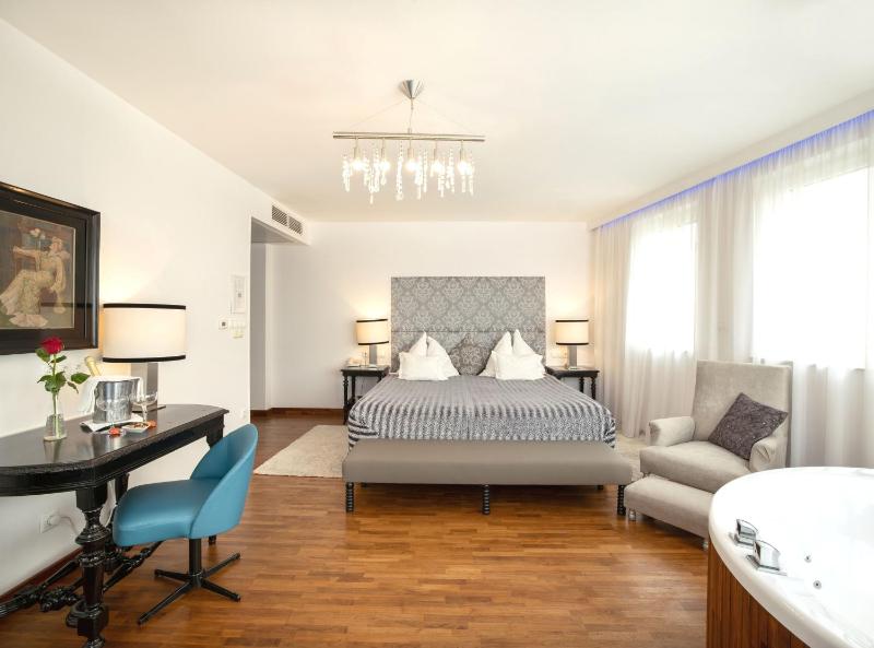Queen Room with Spa Bath image 1