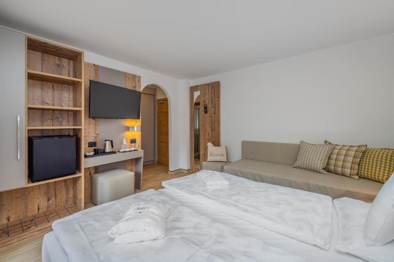 Deluxe Triple Room image 2